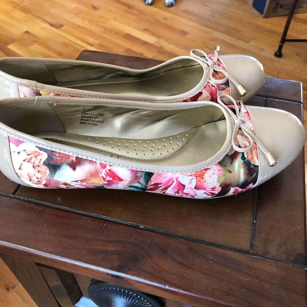 Karen Scott floral flats